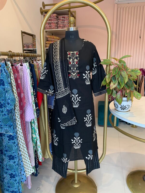 "Farida" Hand Block Printed Cotton Kurta Set(3pc) - Big Size - Image 2