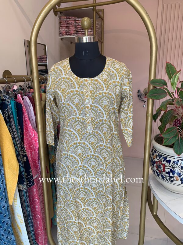 "Ritu" Kantha Buttoned Cotton kurta - Image 4