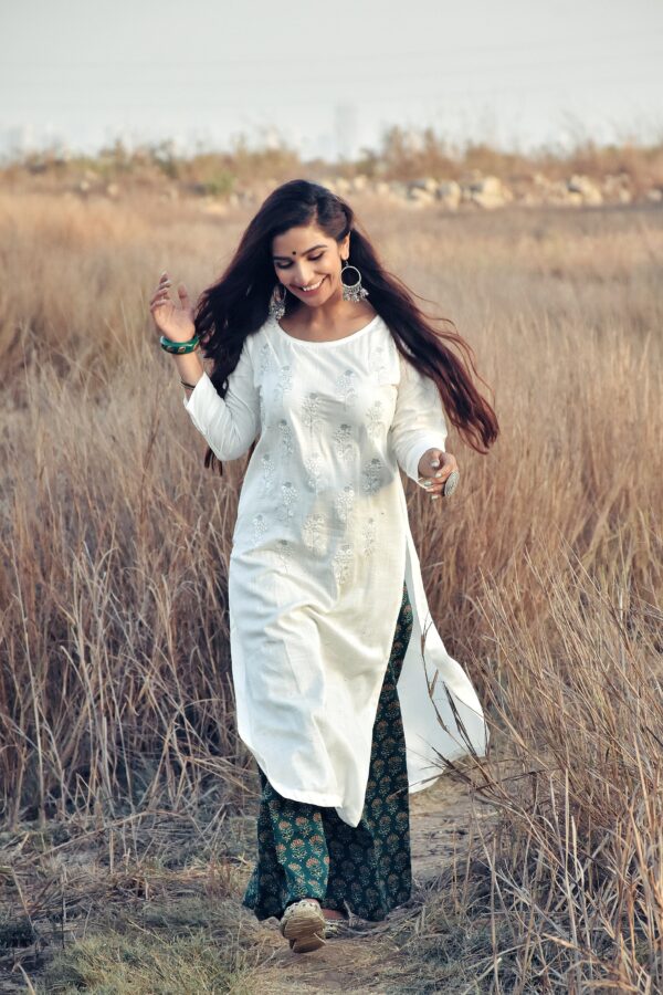 White hastkala kurta set - Image 4