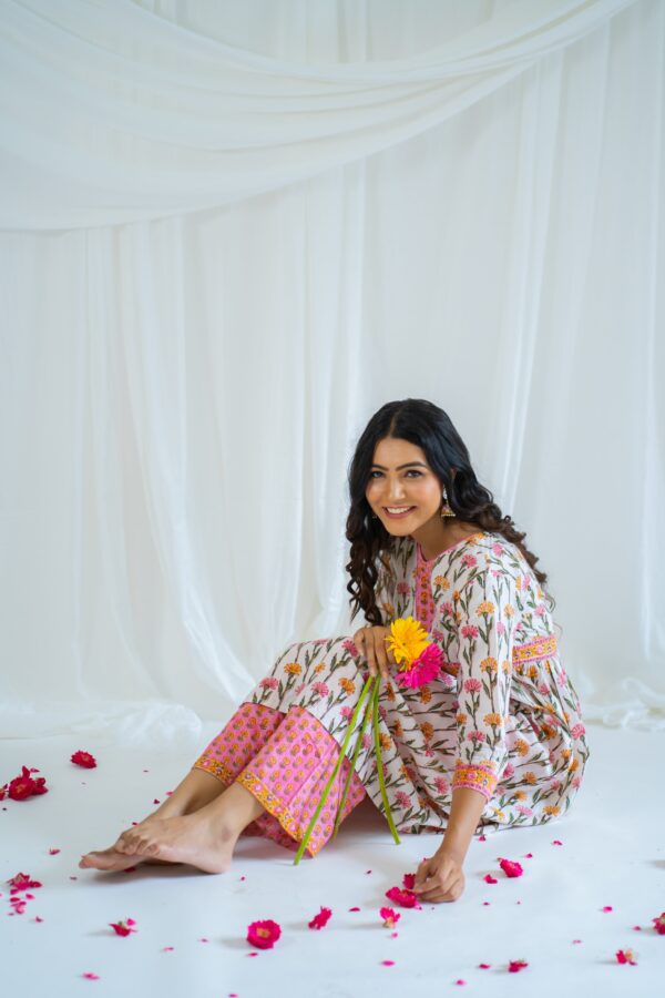 White Multi Flora Hand Block Printed Suit Set-2pc - Image 2