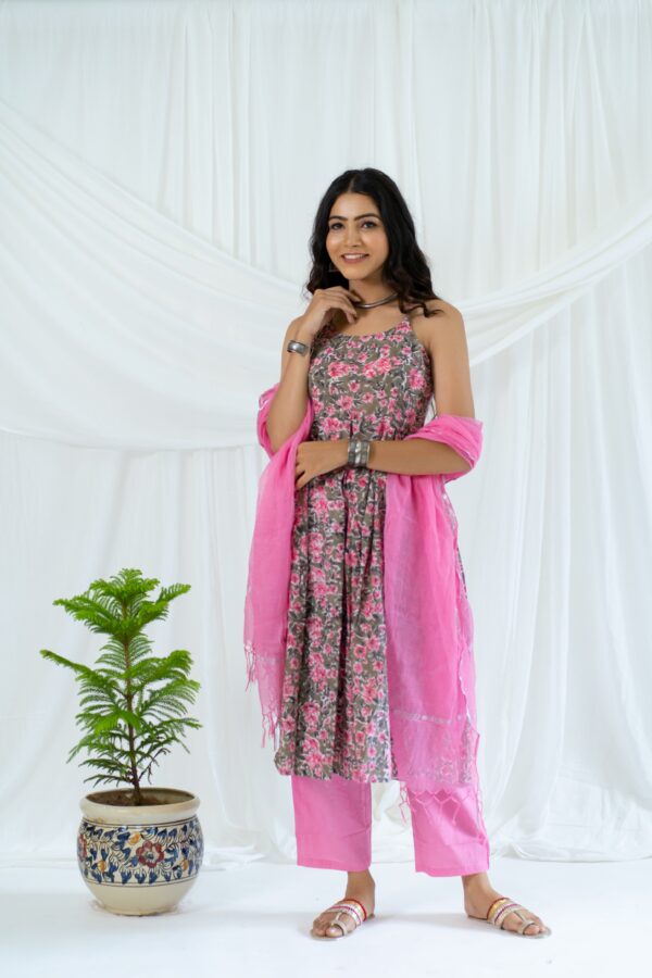 Pink & Olive 'Glamourous' Cotton Kurta Set - Image 6